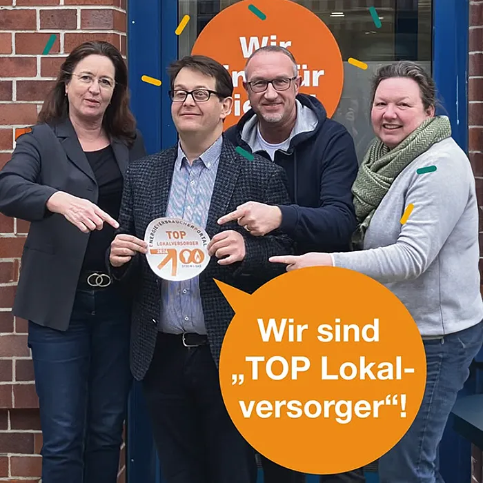 Mitarbeitende der Stadtwerke Isernhagen halten stolz die TOP-Lokalversorger-Urkunde in den Händen