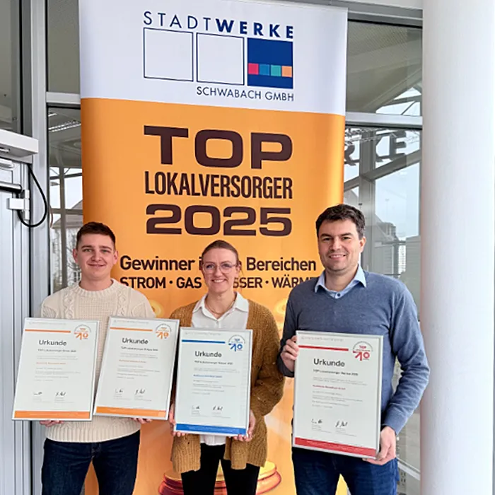 Mitarbeitende der Stadtwerke Schwabach halten stolz die TOP-Lokalversorger-Urkunde in den Händen