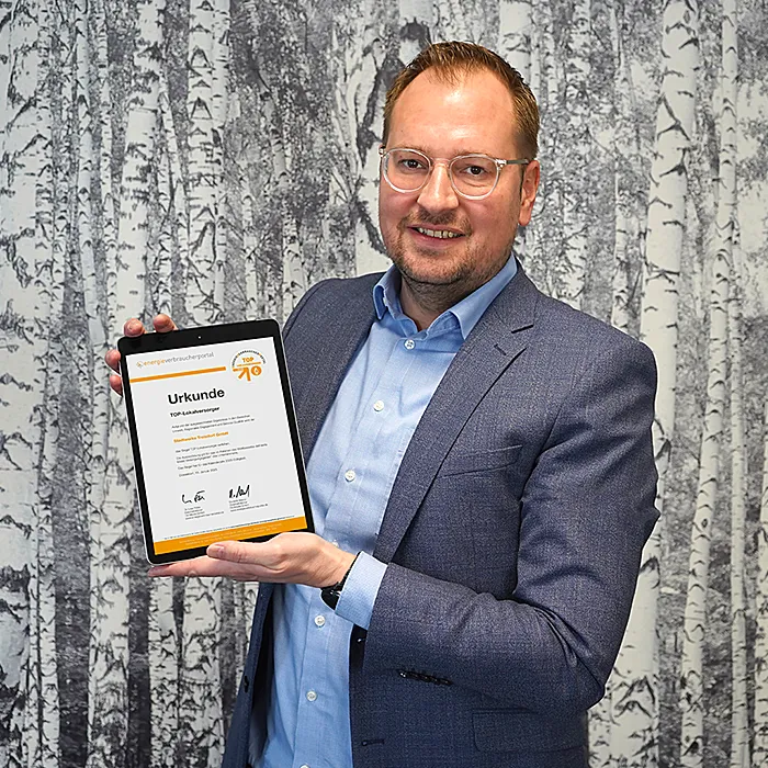 Mitarbeiter der Stadtwerke Troisdorf halten stolz die TOP-Lokalversorger-Urkunde in den Händen