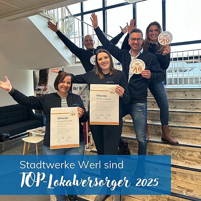 Mitarbeitende der Stadtwerke Werl halten stolz die TOP-Lokalversorger-Urkunde in den Händen